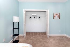 塔拉哈西Cozy Home on the outskirts of Tallahassee的一间设有一面镜子的白色门的房间