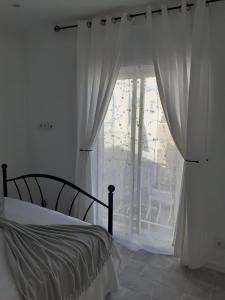 奥良Casa Rosa的一间卧室设有一张床和一个大窗户