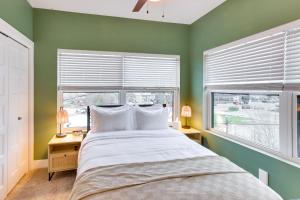 奥马哈Updated Omaha Vacation Rental Less Than 2 Mi to Downtown!的一间卧室设有一张大床和两个窗户。