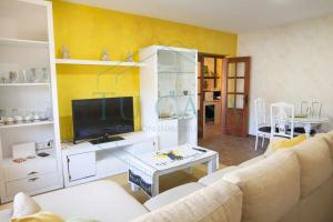 加的斯Villa Zahara de 3 habitaciones con Piscina的客厅配有白色沙发和电视