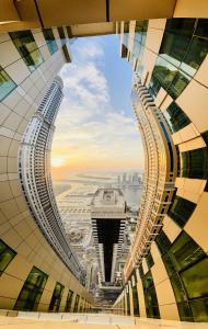 迪拜Hawana Hostel的从大楼的顶部可欣赏到城市美景