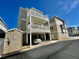 北怀尔德伍德Beach Block 4 Bedroom with POOL的前面有停车位的房子