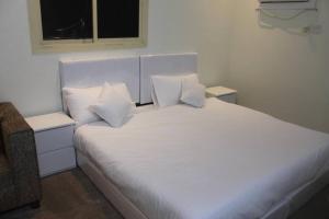麦地那شقة خاصة للعائلات فقط的一间卧室配有带白色床单和枕头的床。