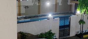 蒙巴萨Betty Homes的一座建筑,设有一座游泳池,上面有两个灯