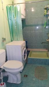 HalidzorSyunyats guest house的浴室配有卫生间、淋浴和浴缸。