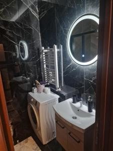 查查克Gold lux的一间带水槽、镜子和卫生间的浴室