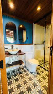 蜜岛Ilha do Mel Lodges的浴室配有卫生间、盥洗盆和淋浴。
