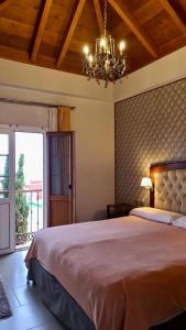 蒂约那Mi Rincon en La Pedrera的一间卧室配有一张大床和一个吊灯。