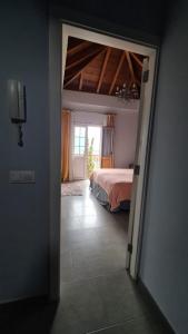 蒂约那Mi Rincon en La Pedrera的卧室享有门廊上的床景