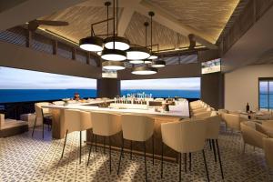 巴拿马城Hotel Indigo - Panama City Marina, an IHG Hotel的餐厅设有海景酒吧