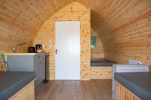 DalmellingtonGlamping Pod 2 Magical Craigengillan Estate的木屋内的厨房设有白色门