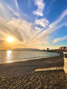 蒙蒂尼奥索阿尔特里玫瑰住宿加早餐酒店的海滩上阳光照射在水面上