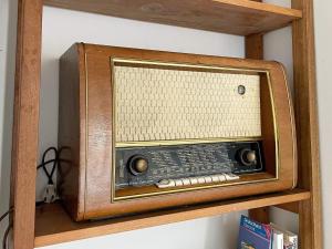 韦特兰达Holiday home VETLANDA的木架上的一个老式收音机