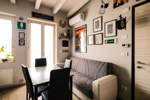 蒙卡列里La Mansarda Vintage的客厅配有沙发和桌子
