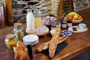 CaurelValfrescos - Lac de Guerlédan的一张木桌,上面有面包和其他食物