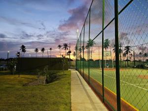 嘎林海斯港Porto de Galinhas - Muro Alto, Mana Beach Experience的网球场,带网