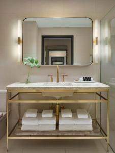 纽约11 Howard, New York, a Member of Design Hotels的一间带水槽和镜子的浴室