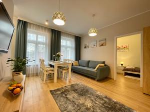 格但斯克Apartament Seabella blisko plaży Gdańsk Brzeżno的客厅配有沙发和桌子