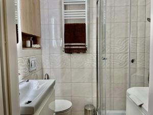 格但斯克Apartament Seabella blisko plaży Gdańsk Brzeżno的带淋浴和盥洗盆的浴室