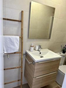 滨海比拉萨尔Vilamarlux VII的一间带水槽、镜子和卫生间的浴室