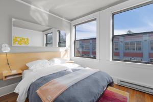 阿斯托里亚Norblad Hotel的一间卧室设有一张大床和两个窗户。