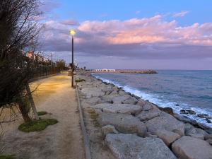 滨海比拉萨尔Vilamarlux VII的海边的街灯