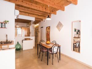 卡洛福泰Casa Annetta的厨房以及带桌椅的用餐室。