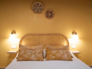 卡洛福泰Casa Annetta的一张带两个枕头的床和墙上的两盏灯