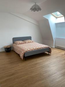 Saint-NicTy Breizh的一间白色客房内的床铺卧室