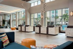 奥兰多SpringHill Suites by Marriott Orlando Theme Parks/Lake Buena Vista的大堂,设有桌椅