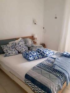 卡尼奥提One bedroom apartement with sea view balcony and wifi at Chaniotis的一张带蓝色和白色枕头的床