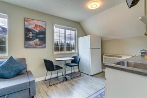 坎莫尔Cozy 1 bedroom Apartment Canmore / Banff的厨房配有冰箱和桌椅