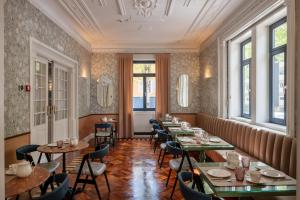 波尔图Casa da Marechal - Boutique Hotel by Oporto Collection - Adults Only的窗户房间里一排桌子