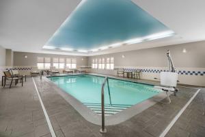 罗基希尔哈特福德落基山住宅酒店的一个带桌椅的大型游泳池