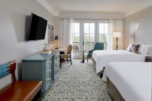 胡佛伯明翰玫瑰桥万丽高尔夫度假酒店的酒店客房设有两张床和电视。