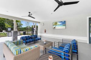 墨尔本Elegant 3BR/2BA Condo Near Beaches & Attractions的一间带椅子的客厅和一个庭院