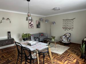 库斯科yuraqtampu- loft en san blas的客厅设有餐桌和椅子
