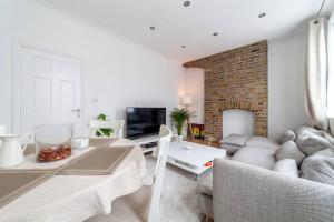 伦敦2 Bedroom Duplex Apartment的客厅配有沙发和桌子