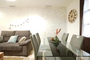 格拉纳达ADANAR-Las Columnas的客厅配有玻璃桌和沙发