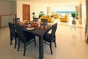 MisereTriplex Villa & Private Pool - CliffHanger Villas的用餐室配有餐桌和食物