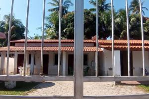 伊塔帕里卡岛维拉克鲁兹Cantinho do Relax的透过铁窗看到的房子