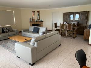 罗金汉姆Ocean Vista Beach Stay的客厅配有沙发和桌子