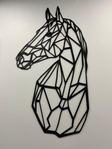 格丁尼亚Black Horse 24h zameldowanie的墙上的马头画