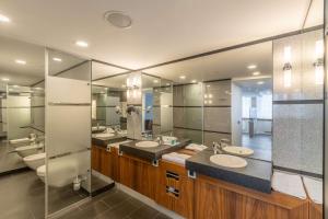 爱尔福特埃尔福特丽笙酒店的浴室设有2个水槽和2面镜子