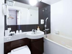常滑市中央国际机场康福特茵酒店的一间带水槽、卫生间和镜子的浴室