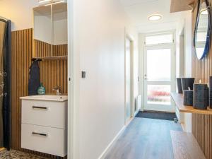 灵克宾Holiday home Ringkøbing XI的一间带水槽和窗户的浴室