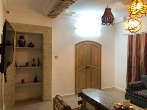 托泽尔Dar Chahla的客厅设有木门和沙发