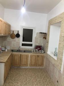 托泽尔Dar Chahla的厨房设有水槽和窗户。