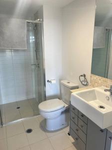 黄金海岸Pavillions - Hosted by Burleigh Letting的浴室配有卫生间、淋浴和盥洗盆。