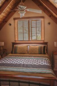 霍巴特奥塔戈住宿加早餐旅馆的一间卧室配有一张带吊扇和窗户的床。